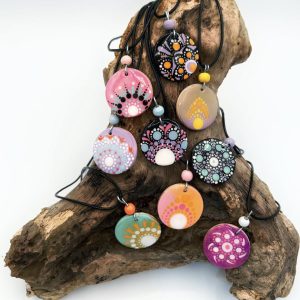 Colgantes pintados a mano